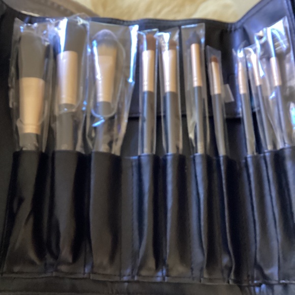 New, Saks Fifth Avenue Backstage Makeup Brush Lineup Set in Case - Picture 2 of 6